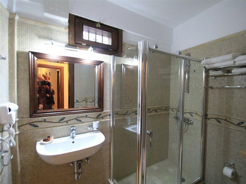Boutique Hotel Muzaka Berat Luaran gambar
