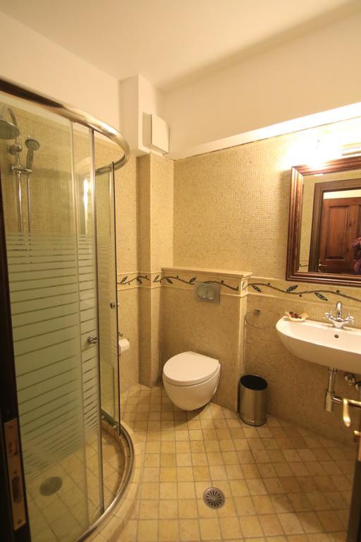 Boutique Hotel Muzaka Berat Luaran gambar